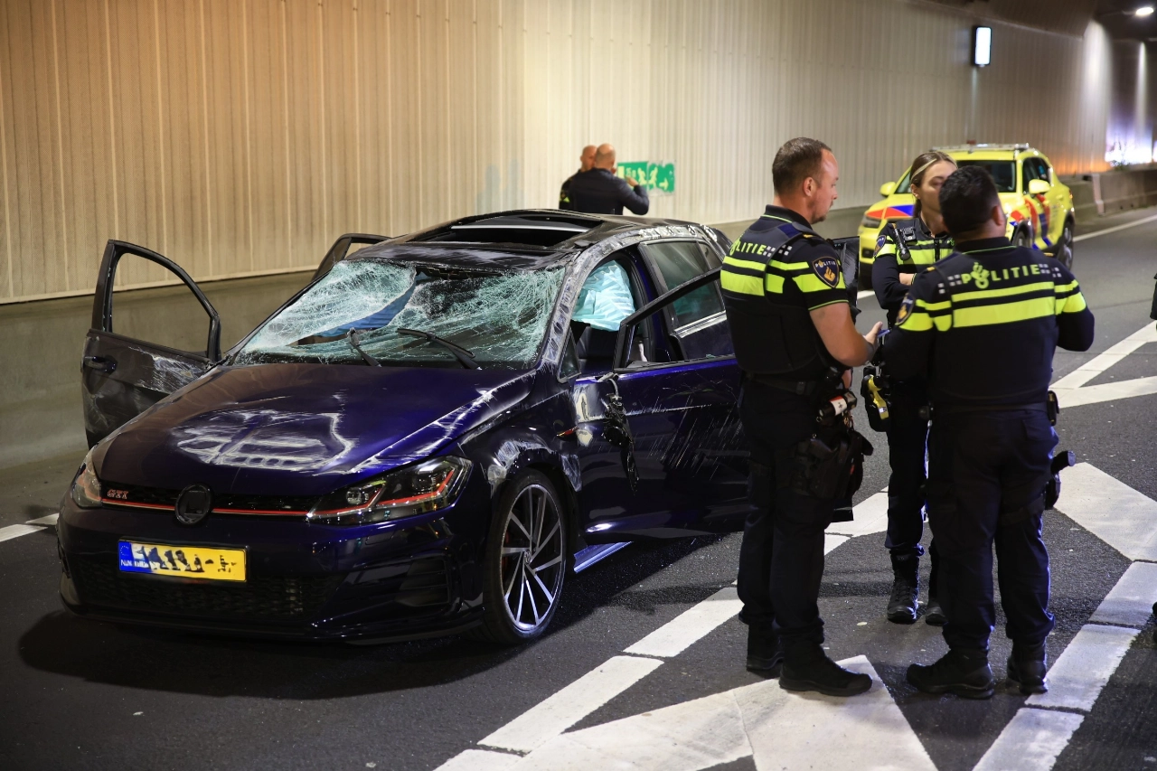Meerdere gewonden en auto over de kop bij ongeval Ketheltunnel
