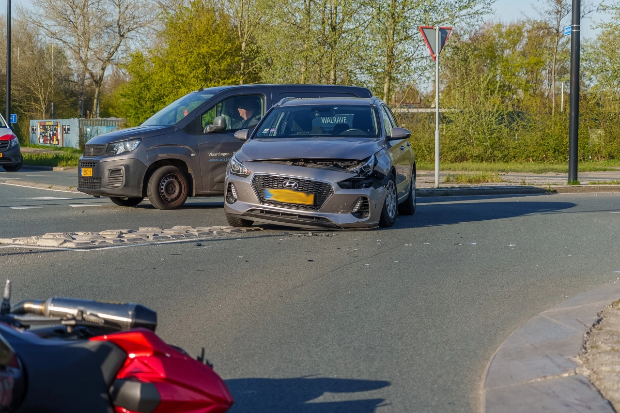 Motorrijder onderuit bij aanrijding met auto op rotonde