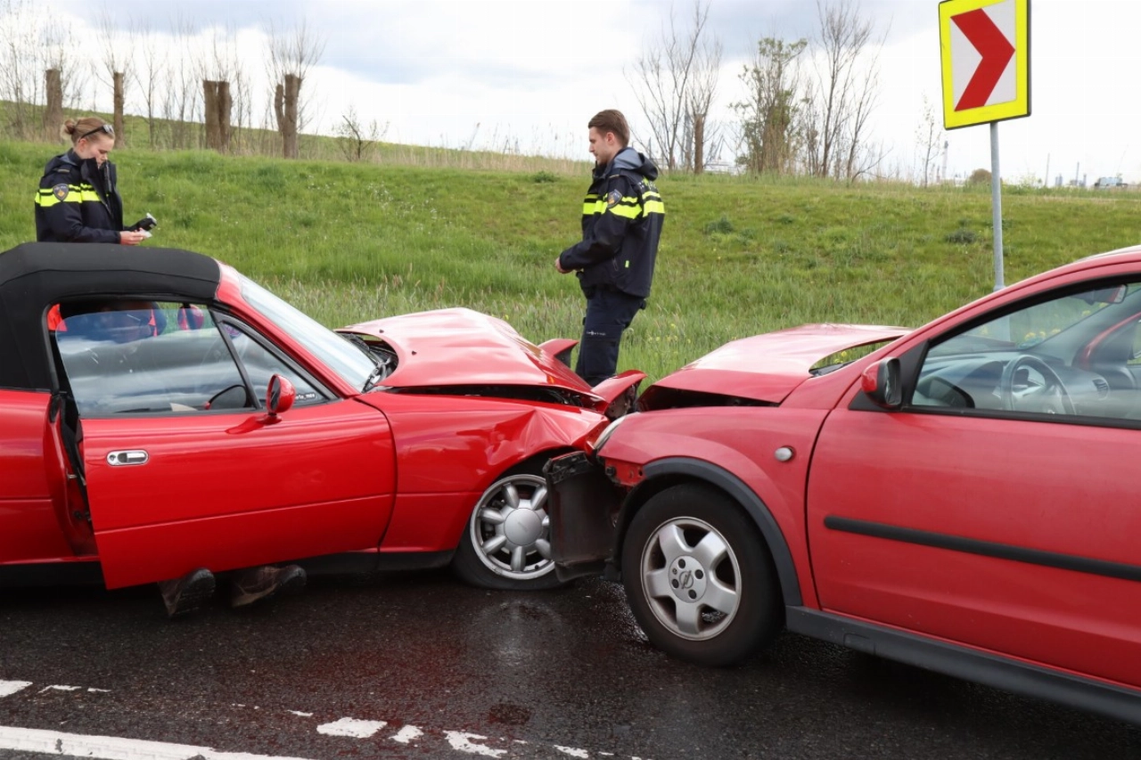 Frontale aanrijding op de Maassluissedijk
