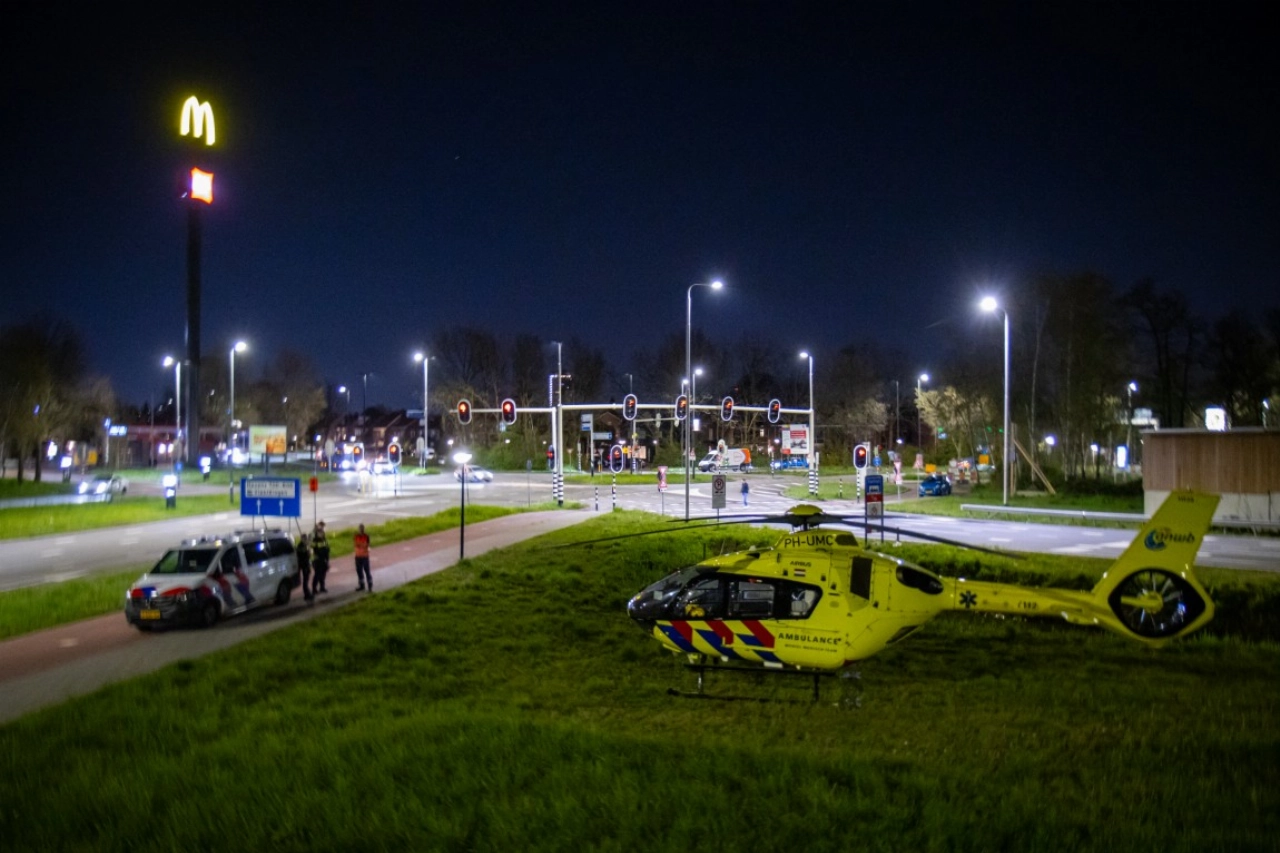 Traumahelikopter landt naast snelweg