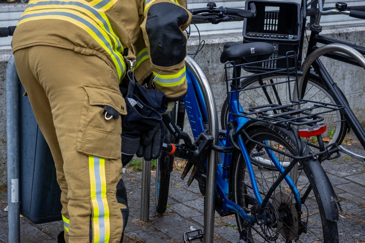 Man vindt gestolen fiets terug, brandweer steekt handje toe