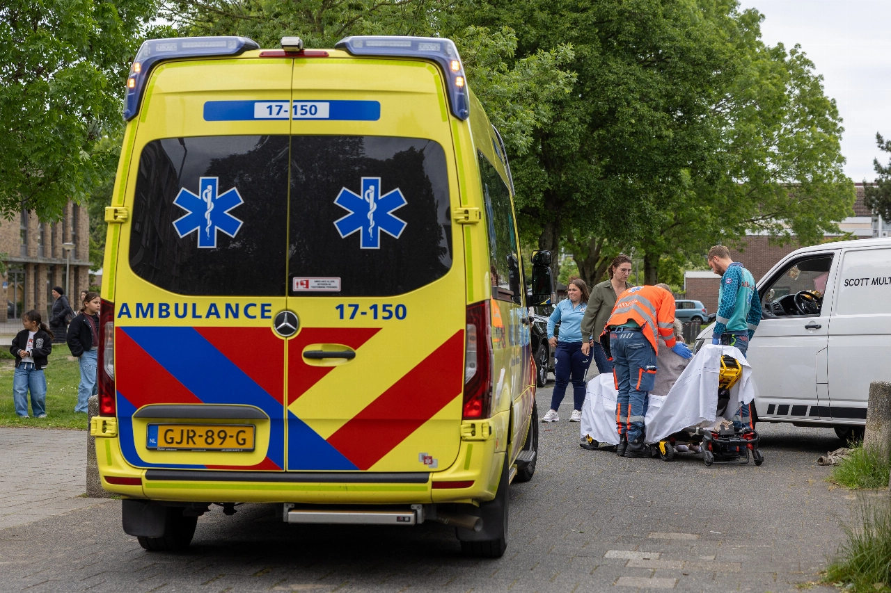 Vrouw overreden door achteruit rollende auto