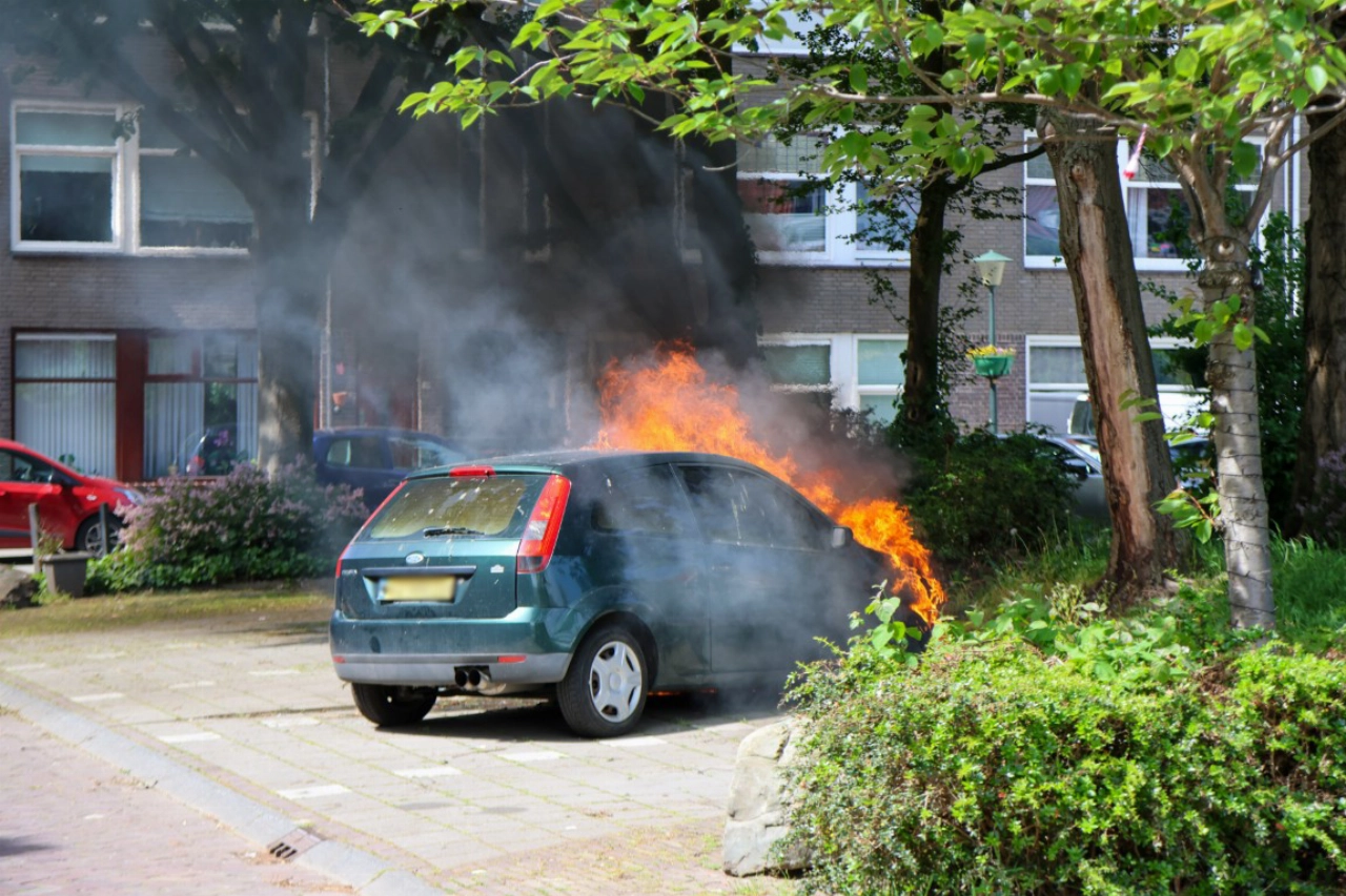 Auto in brand in Vlaardingen