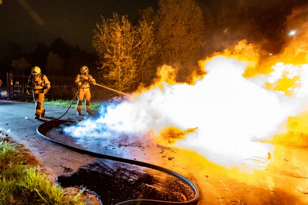 Jerrycans in brand gestoken op het Handbalpad