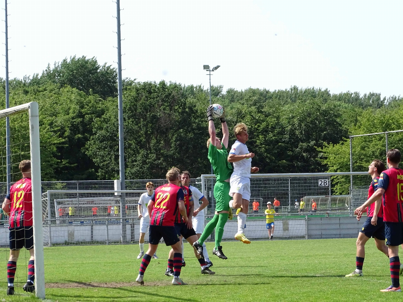 Victoria '04 wint duel zonder druk, maar met spektakel