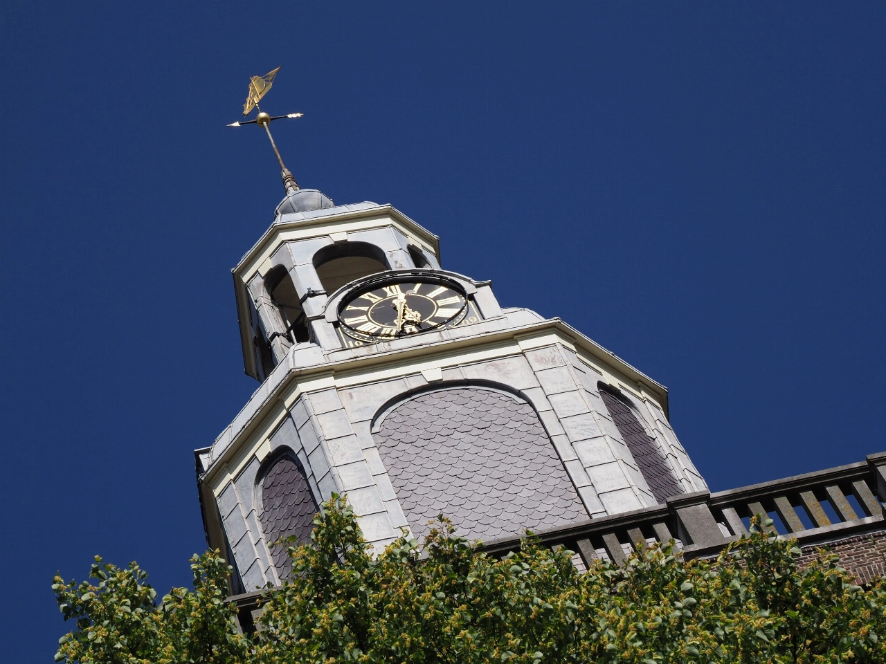 Klok Grote kerk even van slag