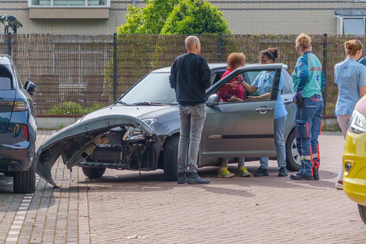 Vrouw sloopt auto tijdens uitparkeren