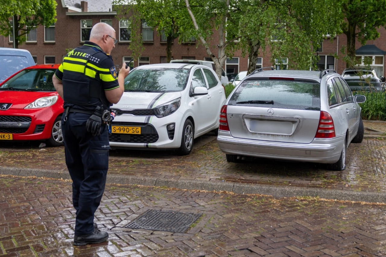 Alle banden lek: auto zwaar toegetakeld op Van Schravendijkplein