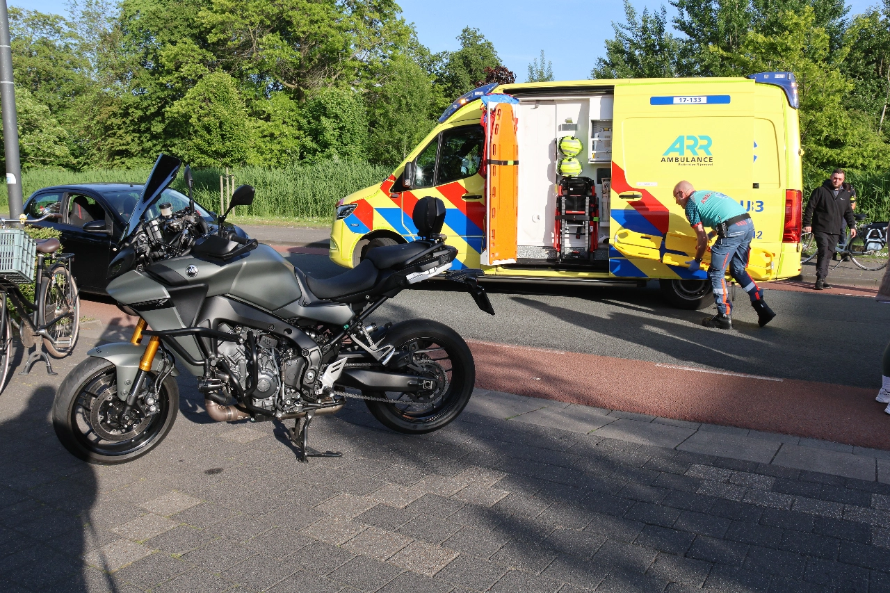Fietsster aangereden door motor