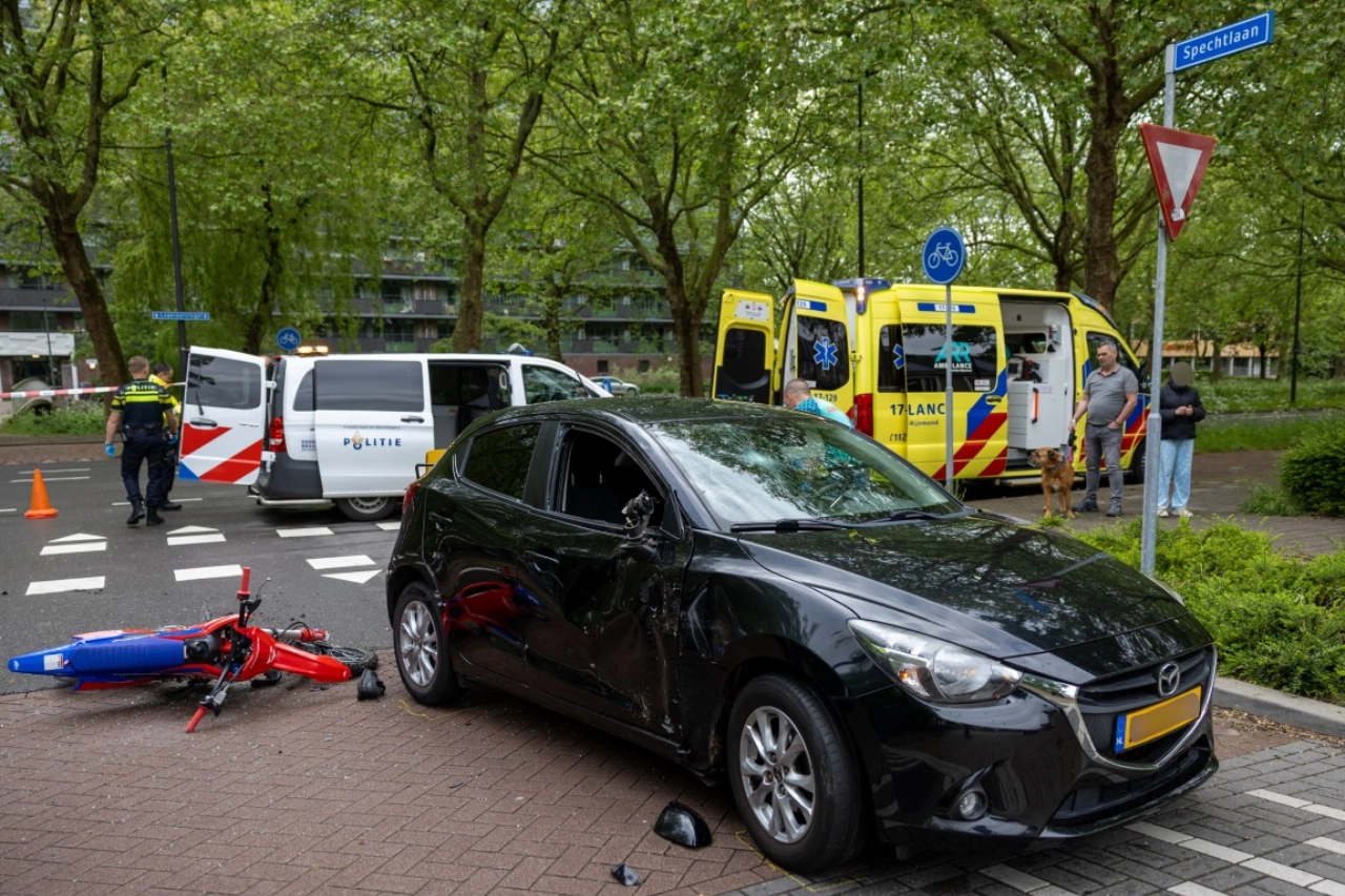 Bestuurder van motor gewond na aanrijding met auto