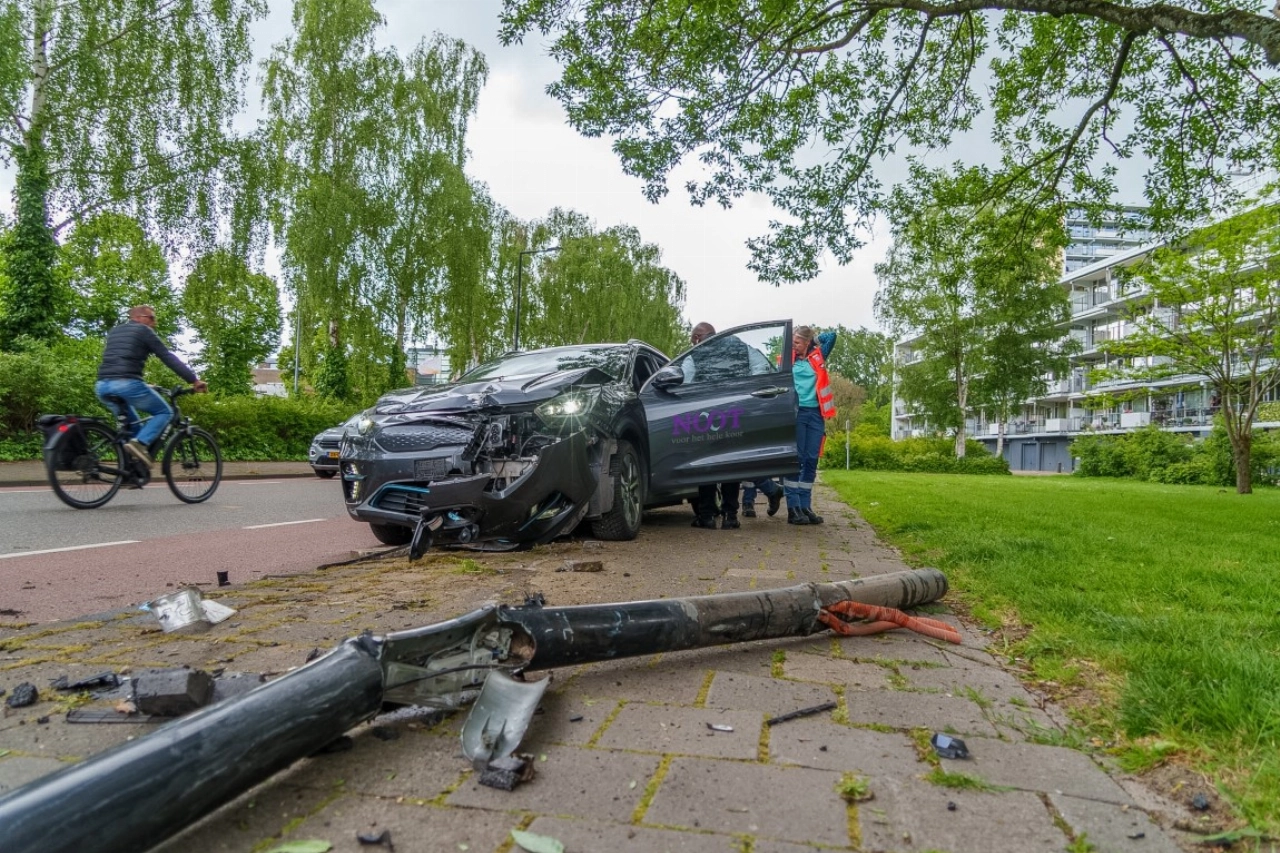 Taxichauffeur rijdt lantaarnpaal uit de grond in Vlaardingen
