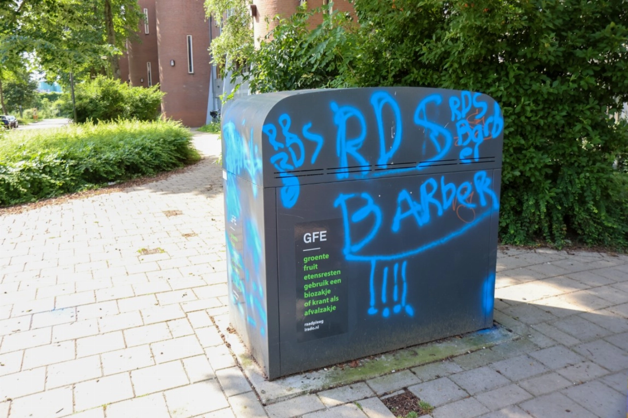 Jongeren laten spoor van graffiti achter op Binnensingel en Schiedamseweg