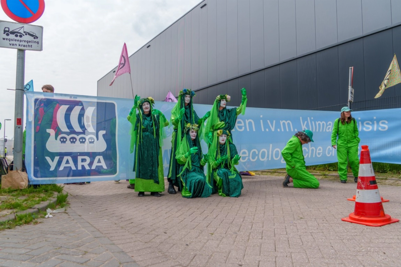 Demonstranten blokkeren ingang Yara in Vlaardingen