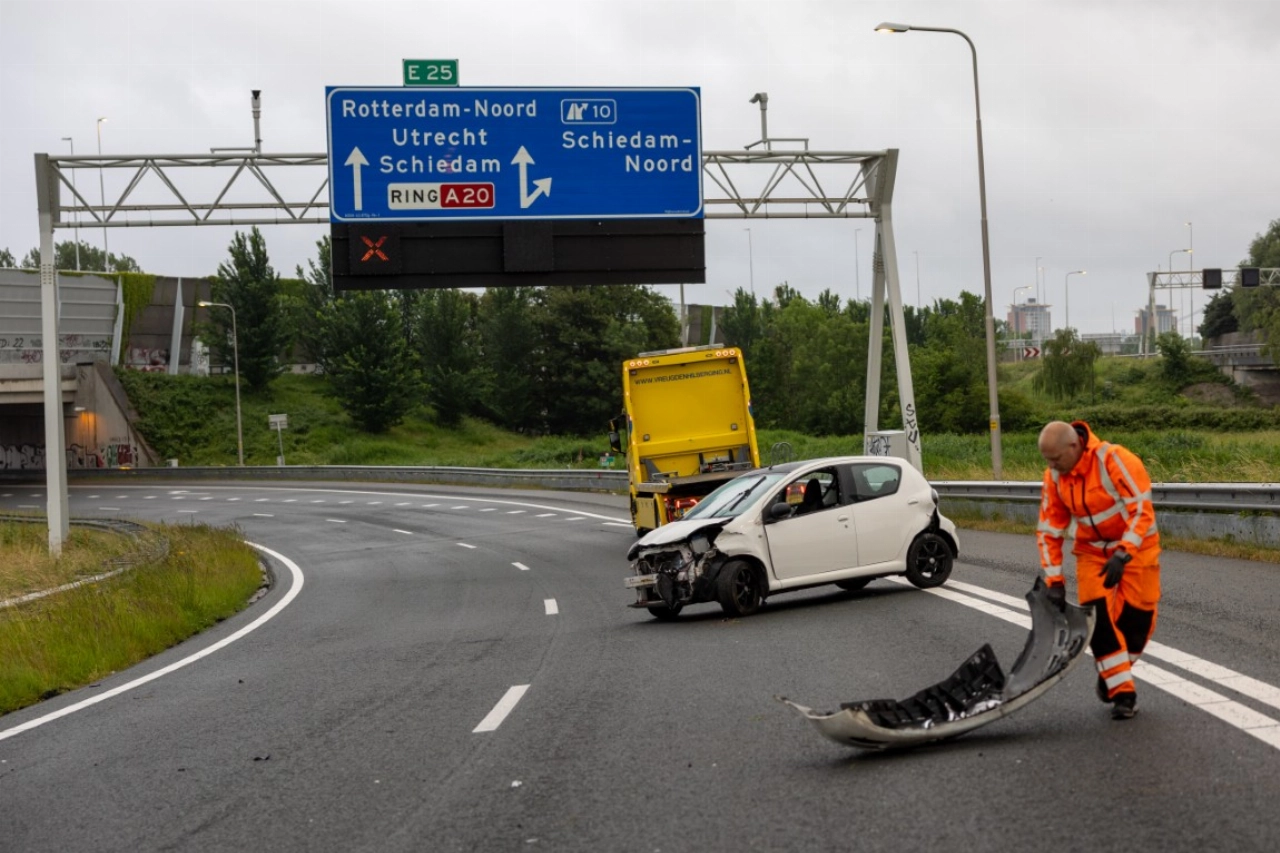 Auto crasht in bocht Kethelplein op A4