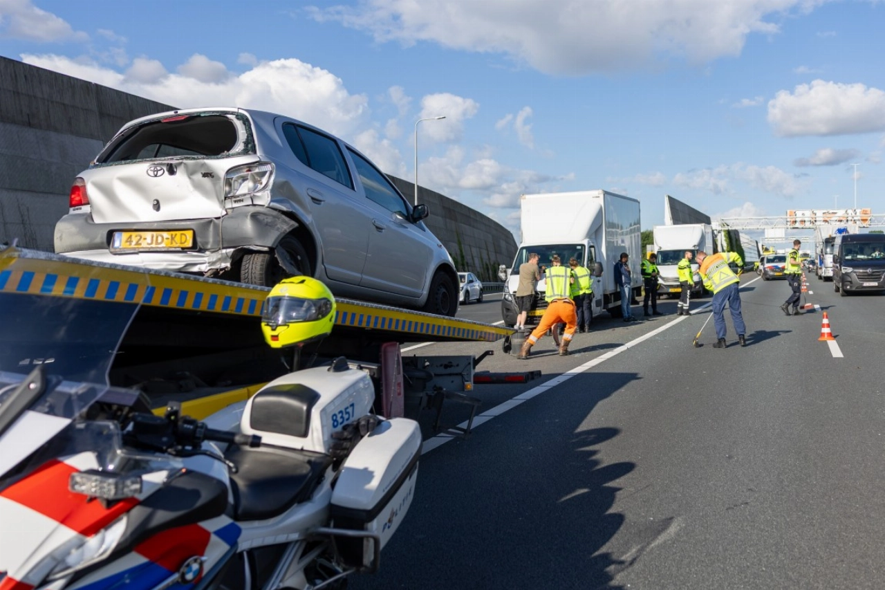 A20 afgesloten na aanrijding bij Vlaardingen