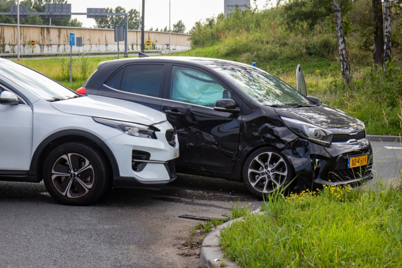 Aanrijding op Marathonweg bij oprit A20