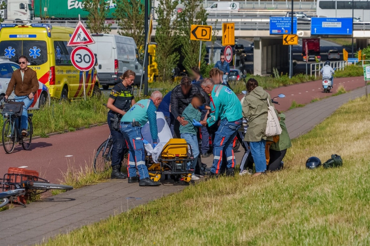 Jongetje gewond bij aanrijding op de Vlaardingerdijk