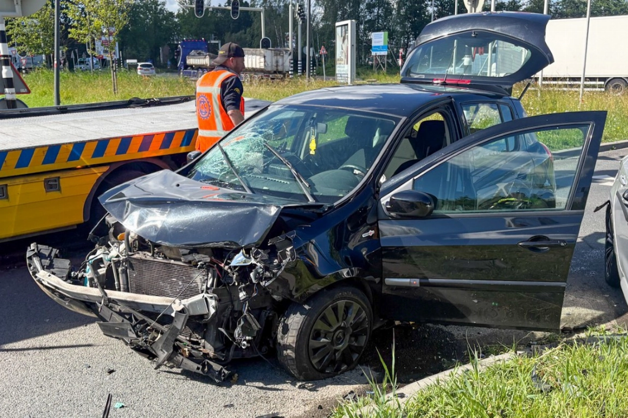 Auto's zwaar beschadigd bij aanrijding op de Marathonweg