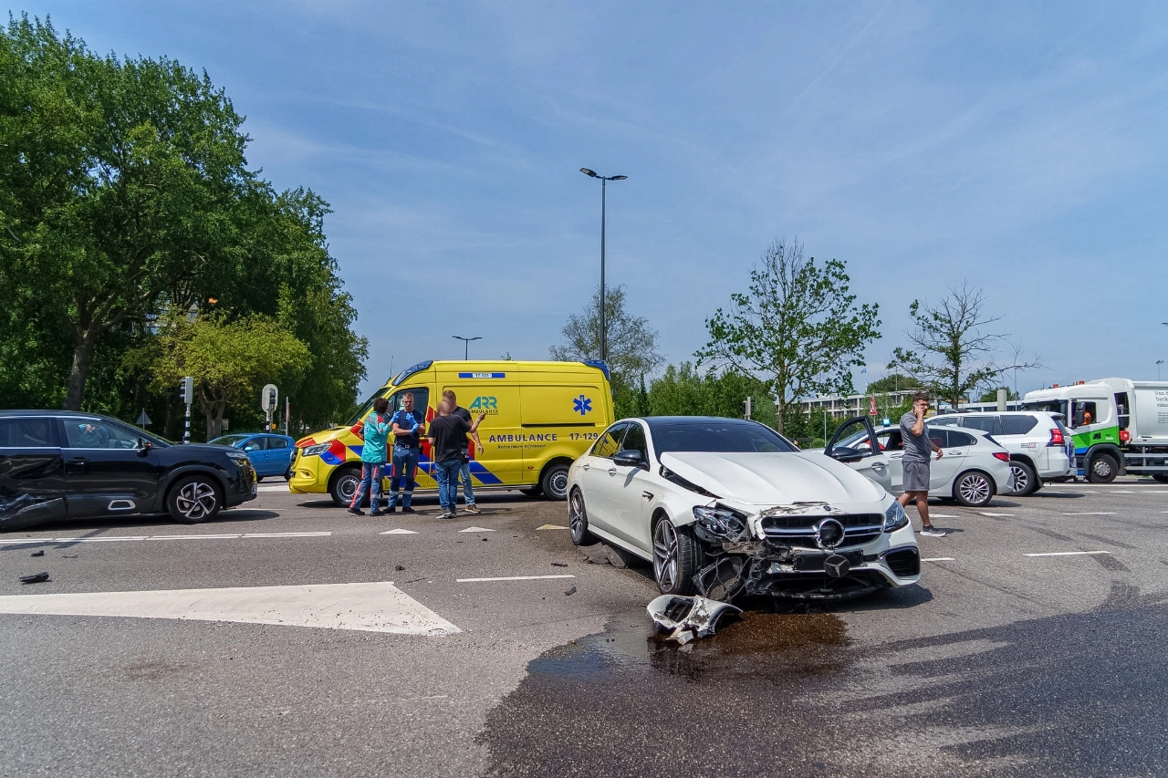 Twee gewonden bij aanrijding op de Marathonweg