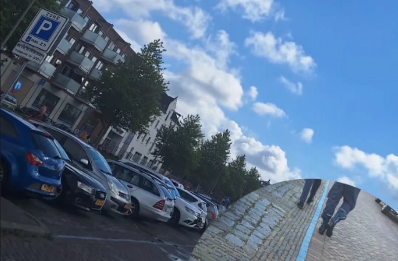 Handhaving schrijft bekeuringen bij blauwe zone Parallelweg