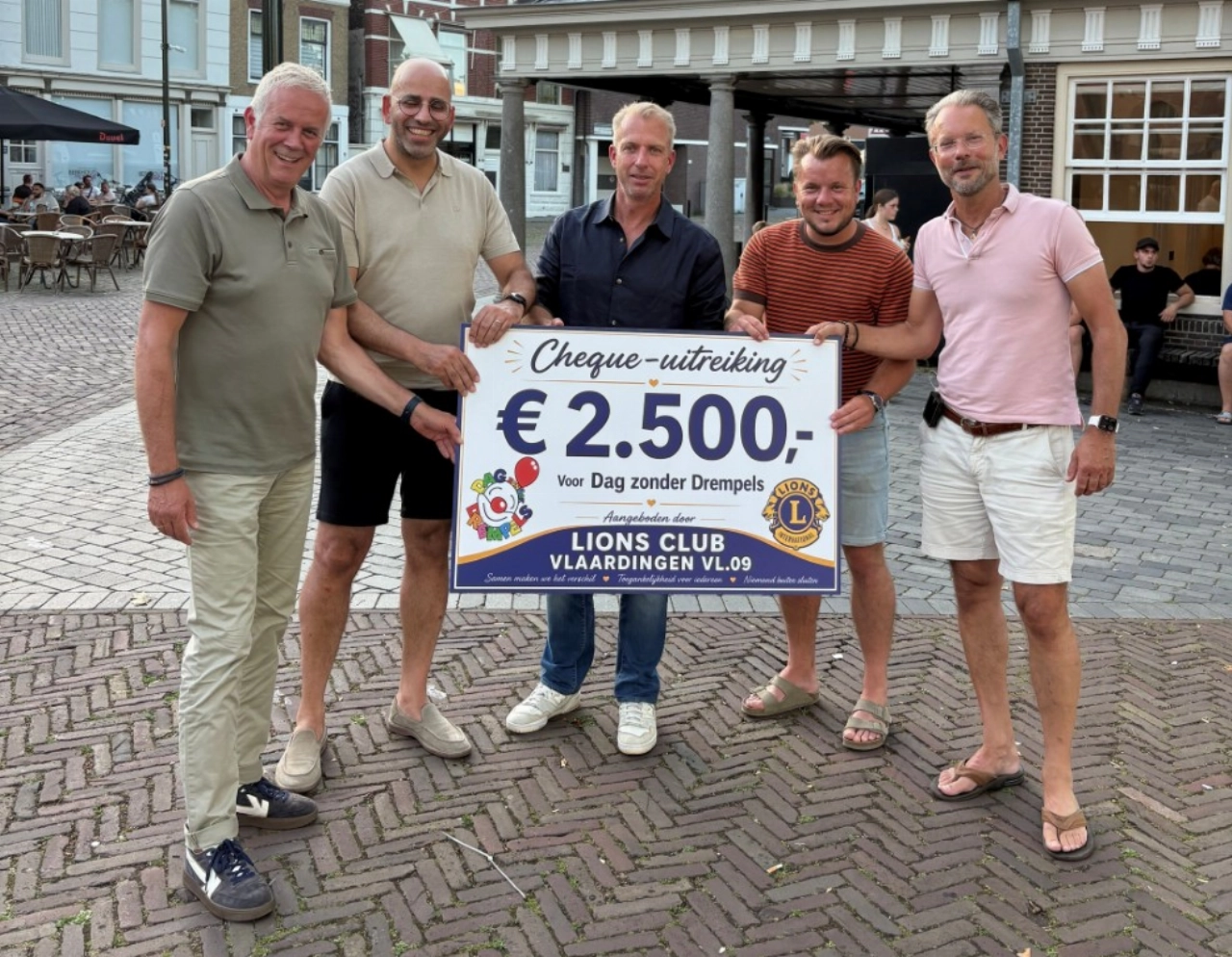 Lions Club overhandigt cheque aan Dag Zonder Drempels
