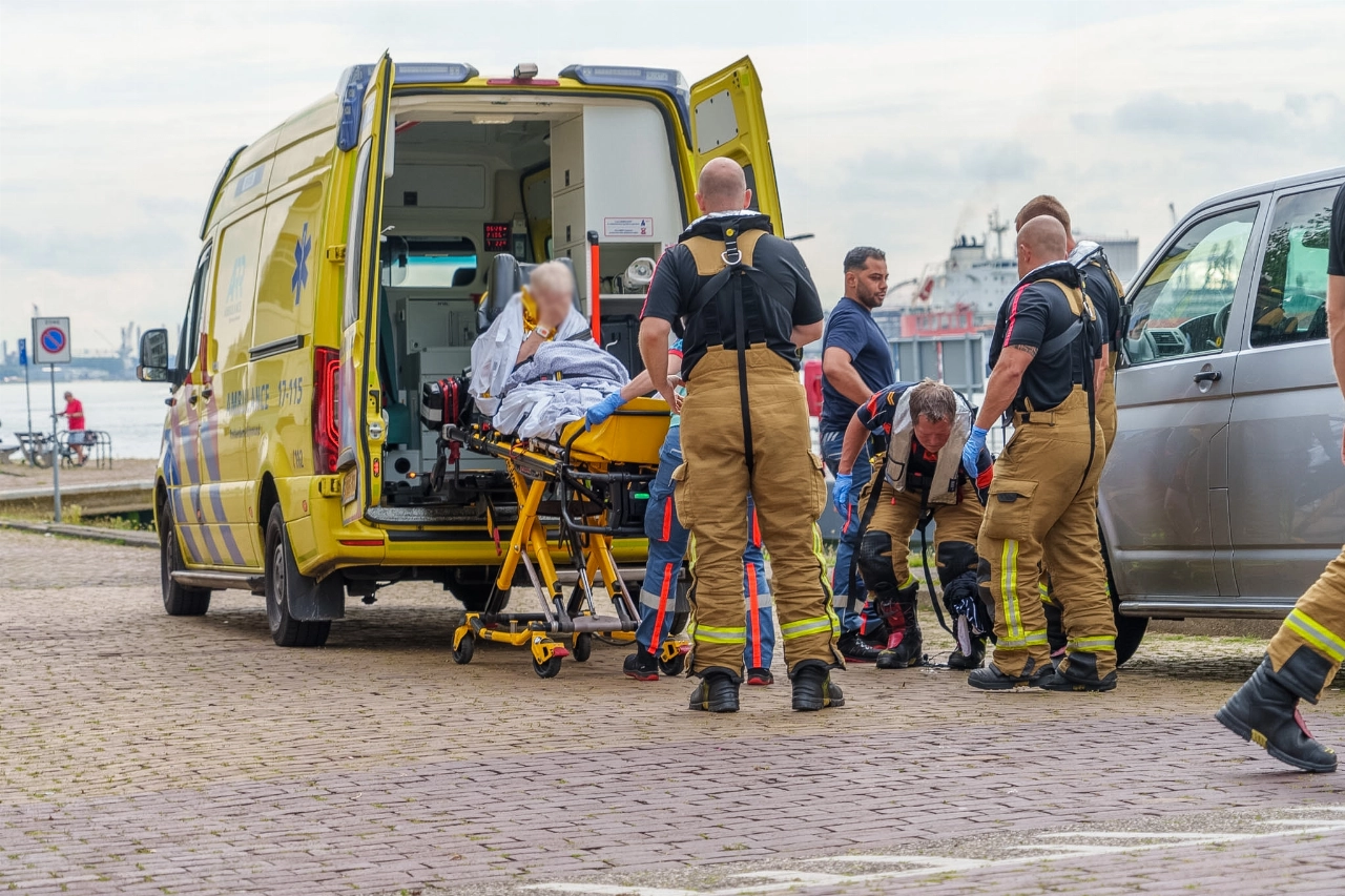 Vrouw valt in het water aan de Maasboulevard, man springt erachteraan