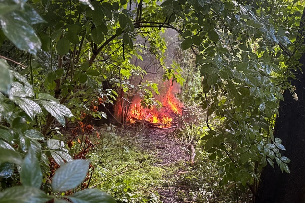 Gedumpte bekabeling in brand in Vlaardingen