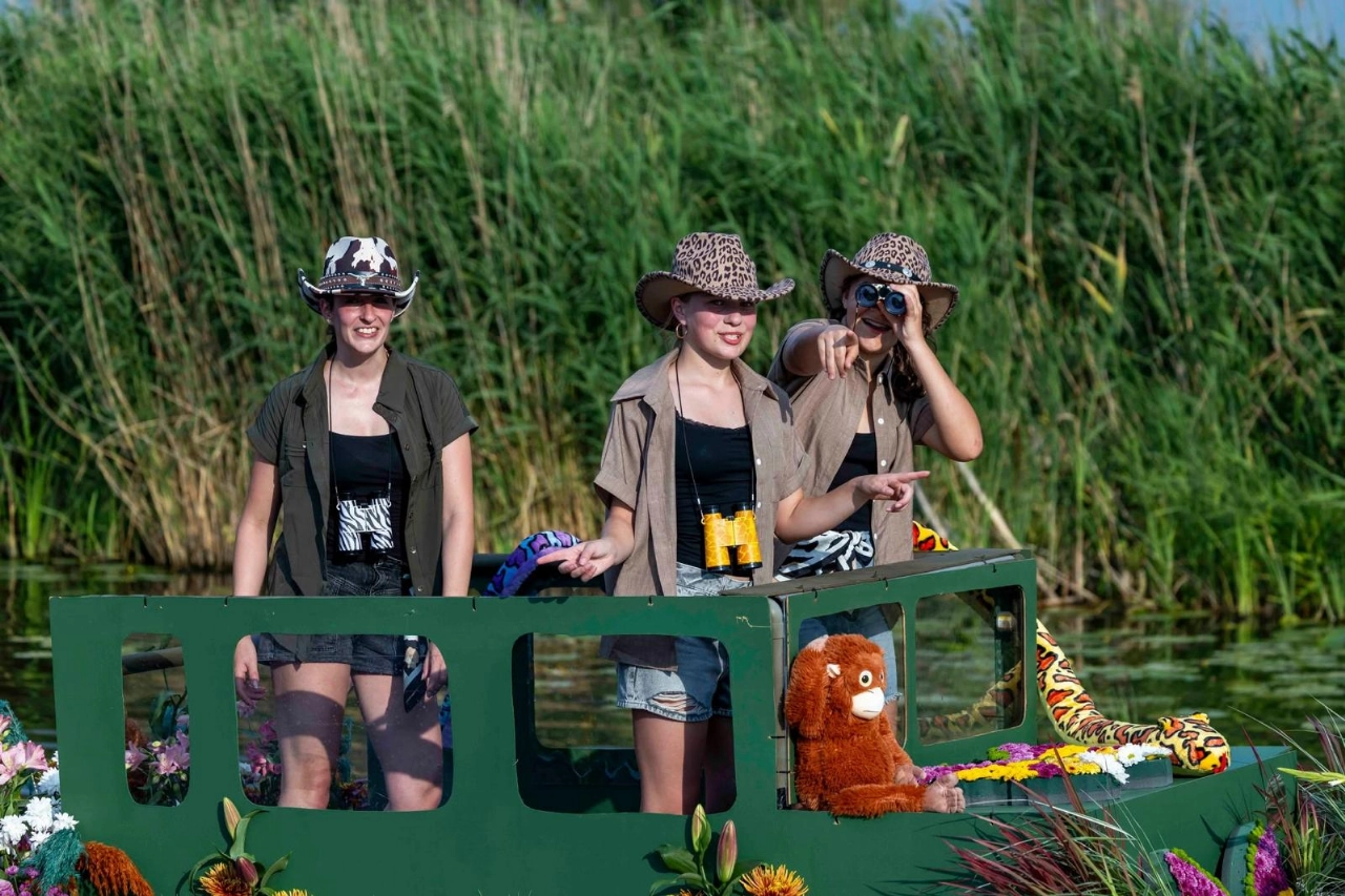Leerlingen Geuzencollege presenteren safariboot tijdens Varend Corso