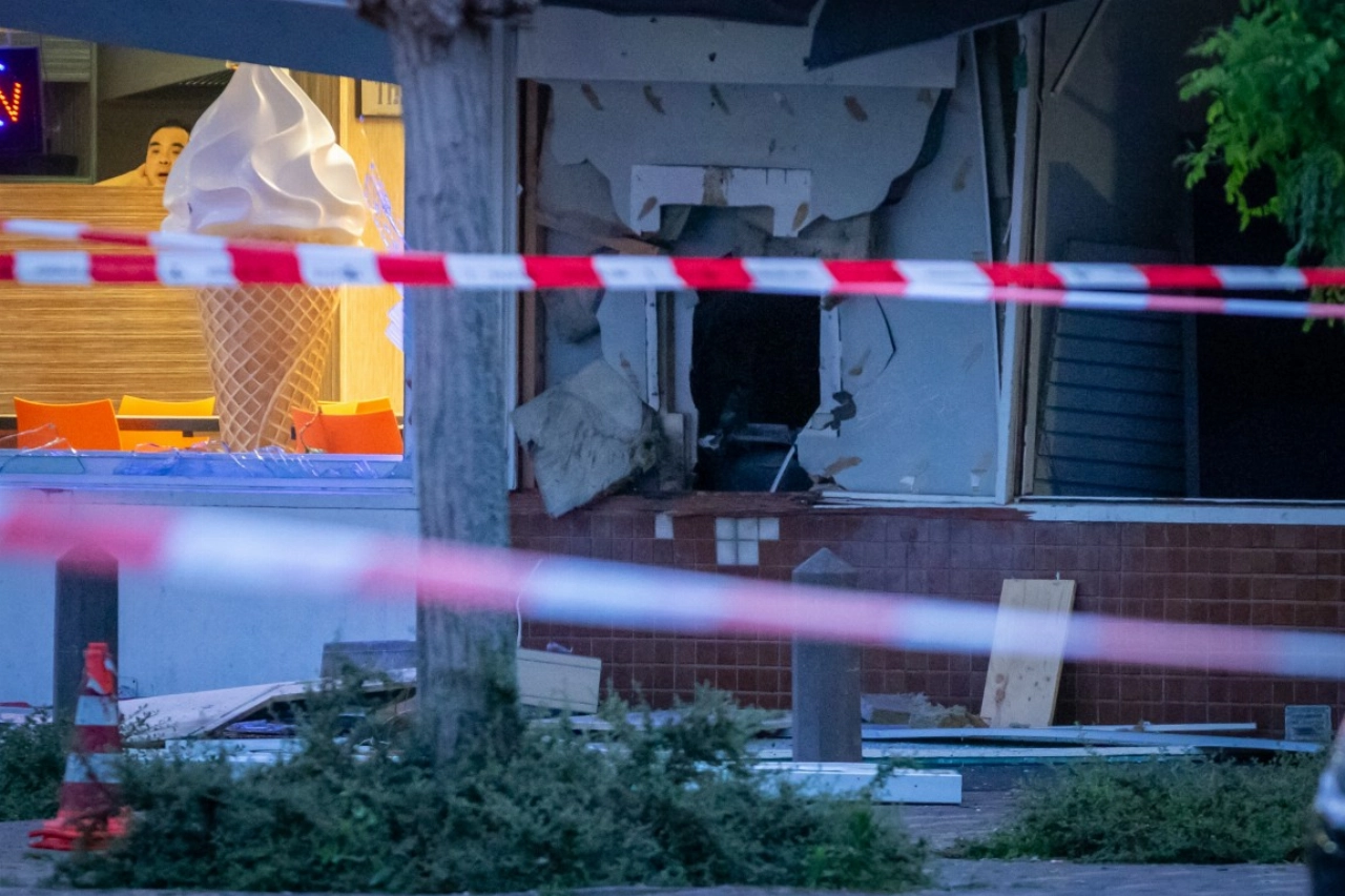 Enorme ravage na plofkraak op pinautomaat Holierhoek