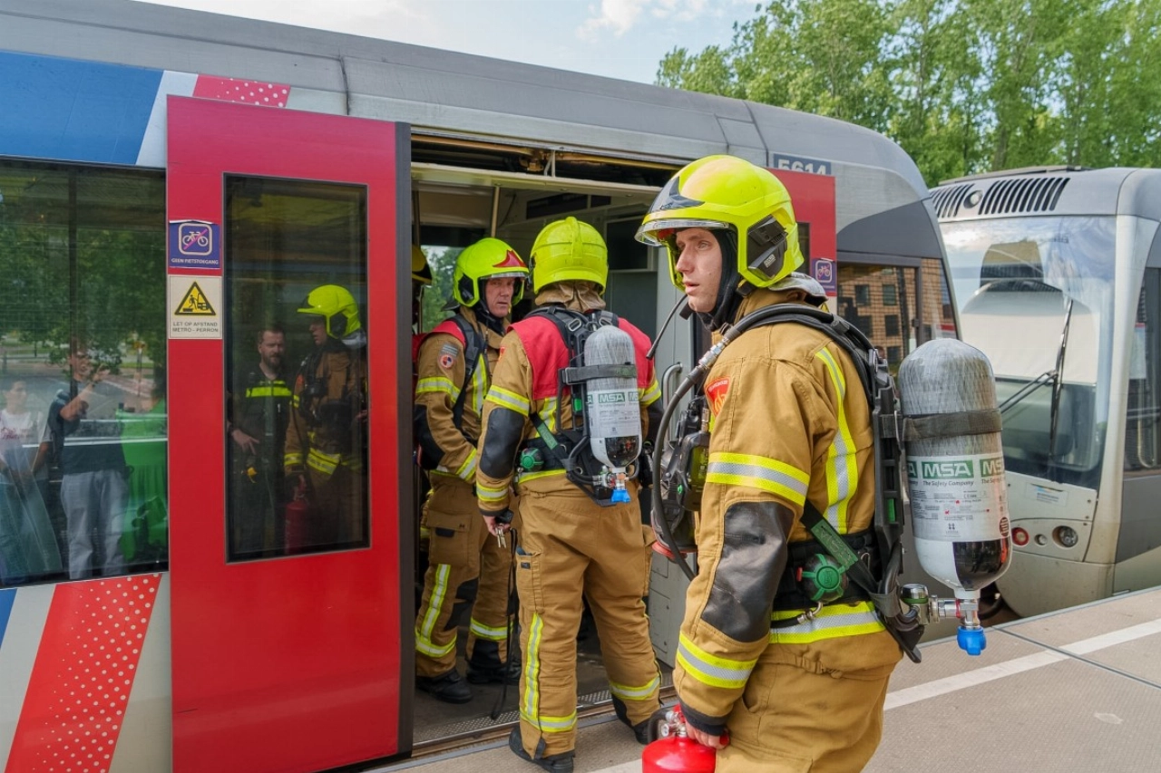 Rook in metro: brandweer rukt massaal uit