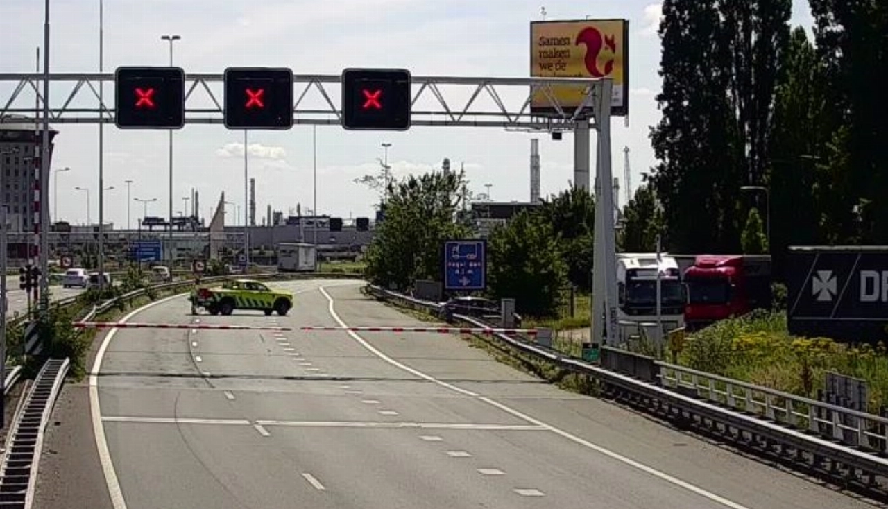 Te hoge vrachtwagen zorgt voor veel schade in Beneluxtunnel