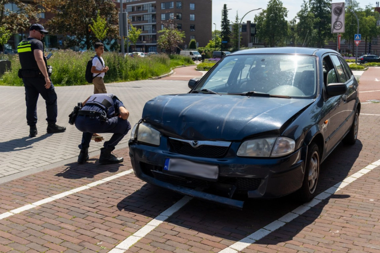 Voetganger ontkomt maar net aan aanrijding op zebrapad