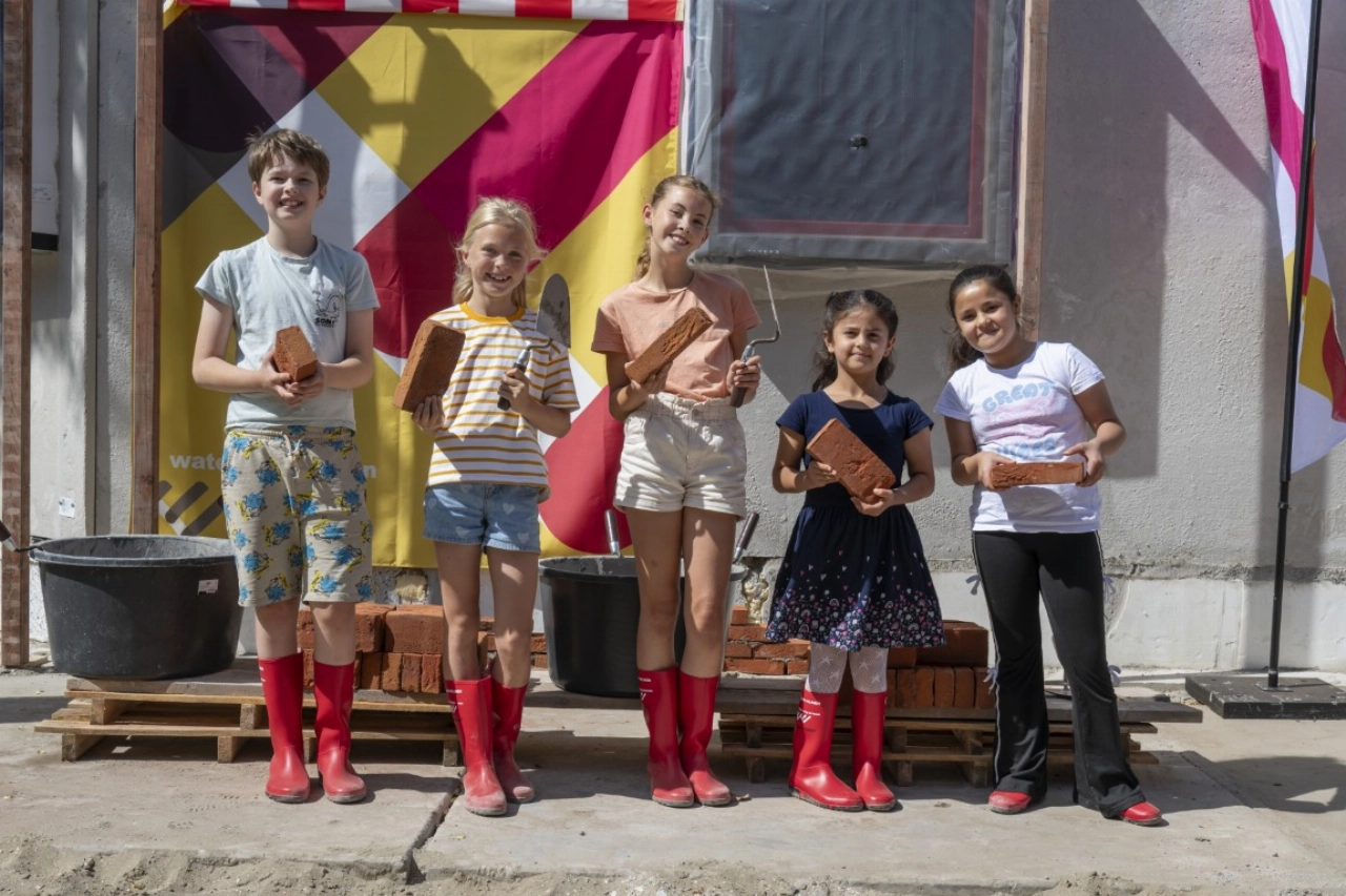 Kinderen leggen eerste steen voor nieuwe parktuinwoningen in de Zeevaardersbuurt