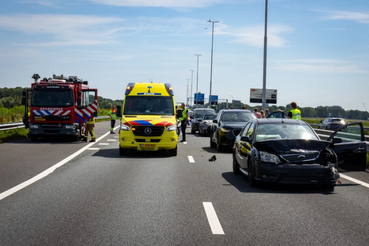 Kettingbotsing met zes auto's op de A20