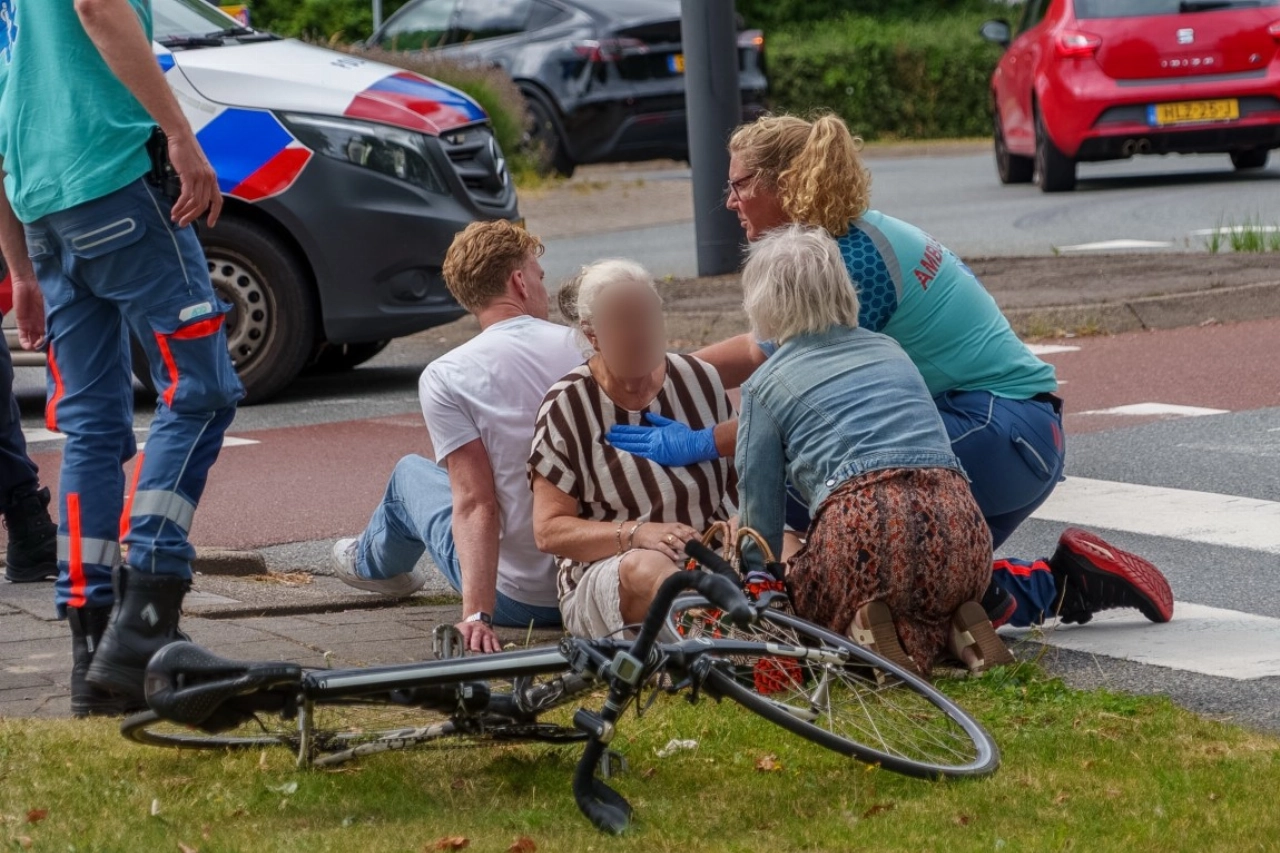 Oudere dame gewond na ongeval op beruchte rotonde