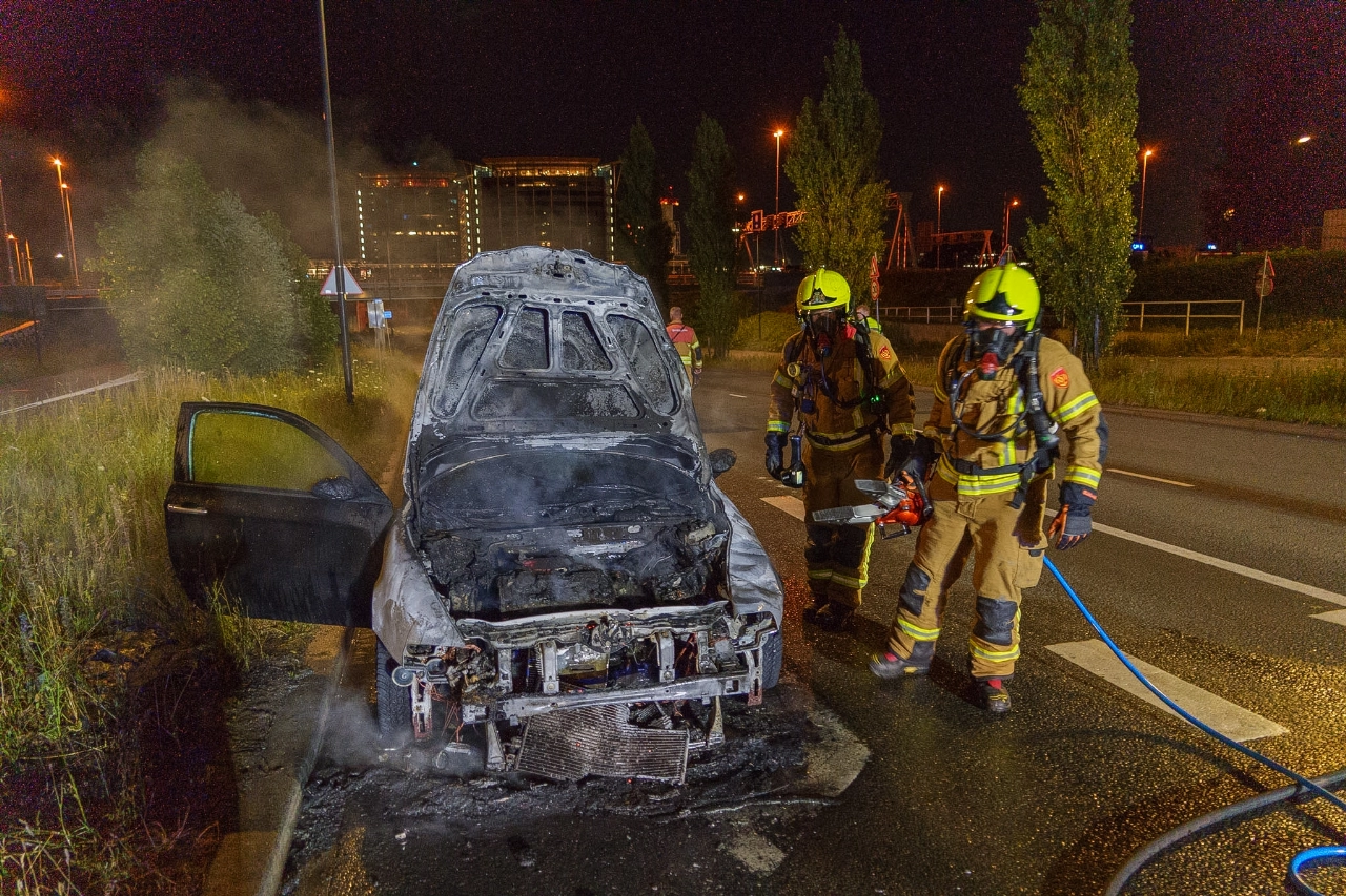 Auto vliegt in brand in Vlaardingen: total loss