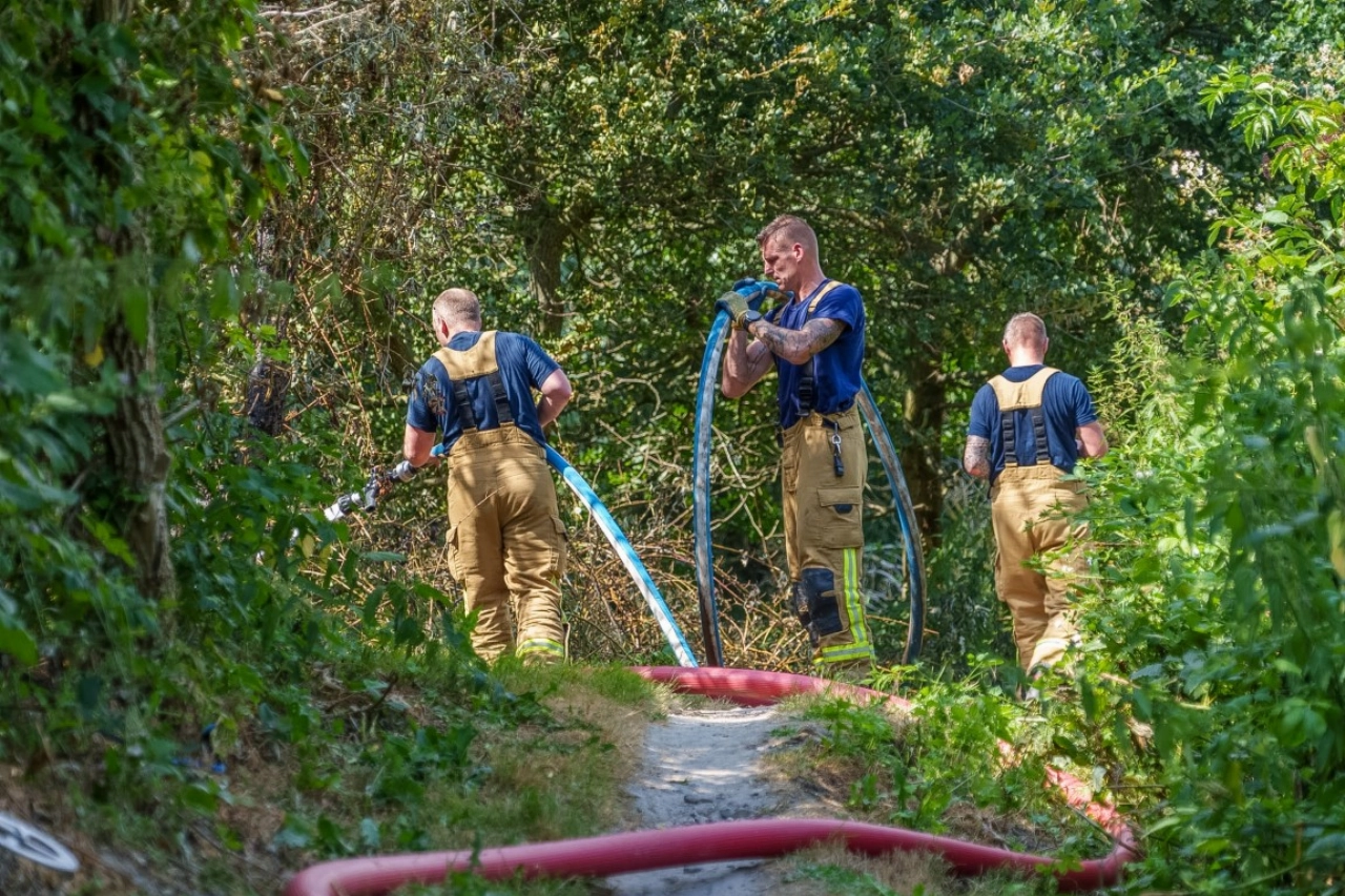 Brandweer massaal op pad voor moeilijk bereikbare brand langs Broekpolderweg
