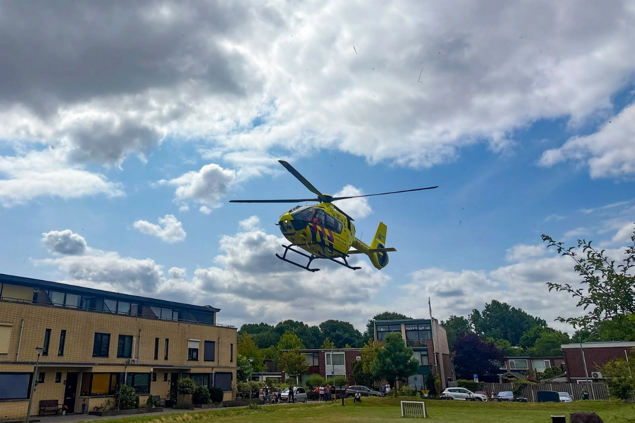 Traumahelikopter landt op speelveldje - Kind valt uit kiepraam
