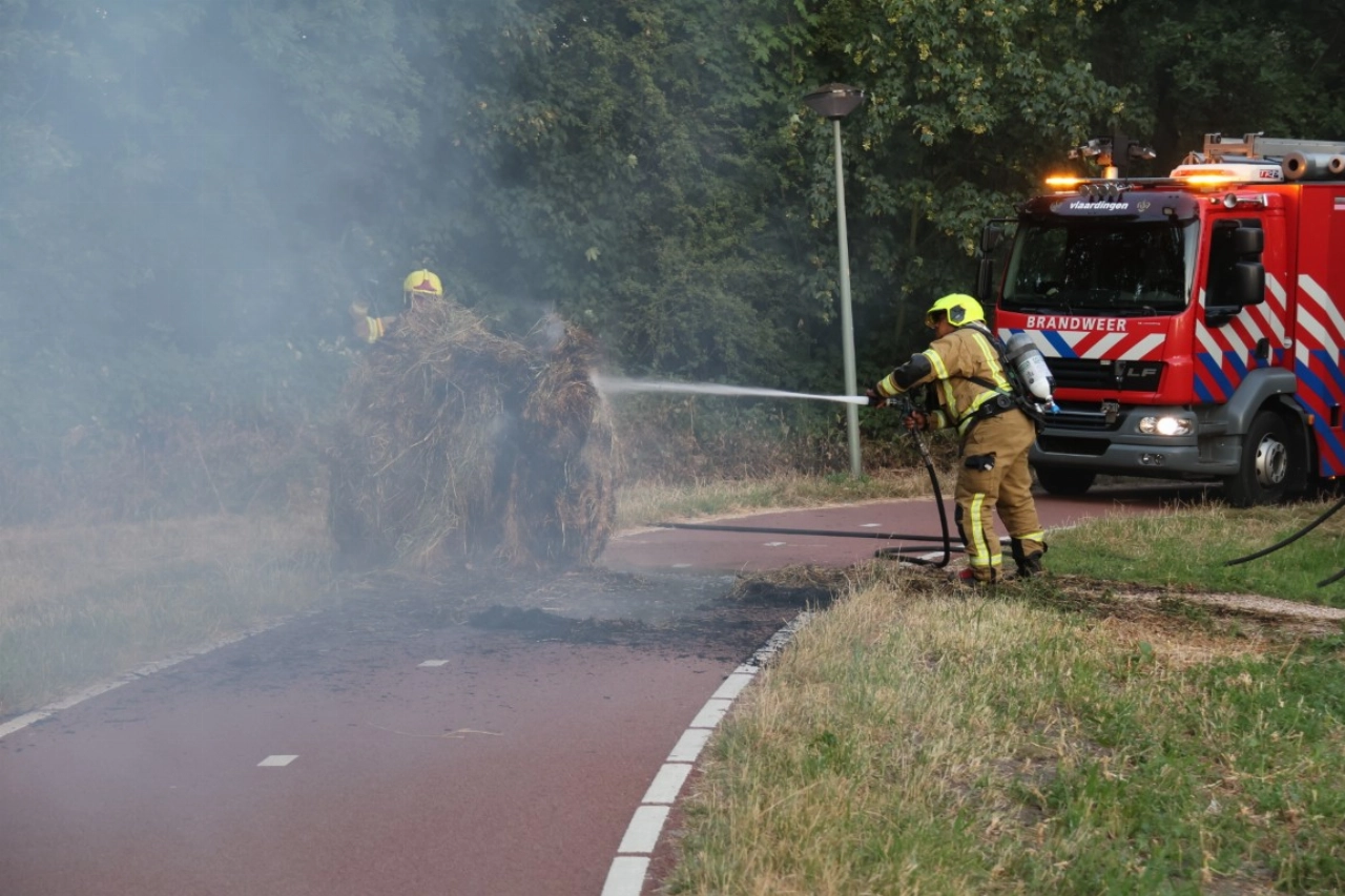Hooibaal in brand bij Trekkade