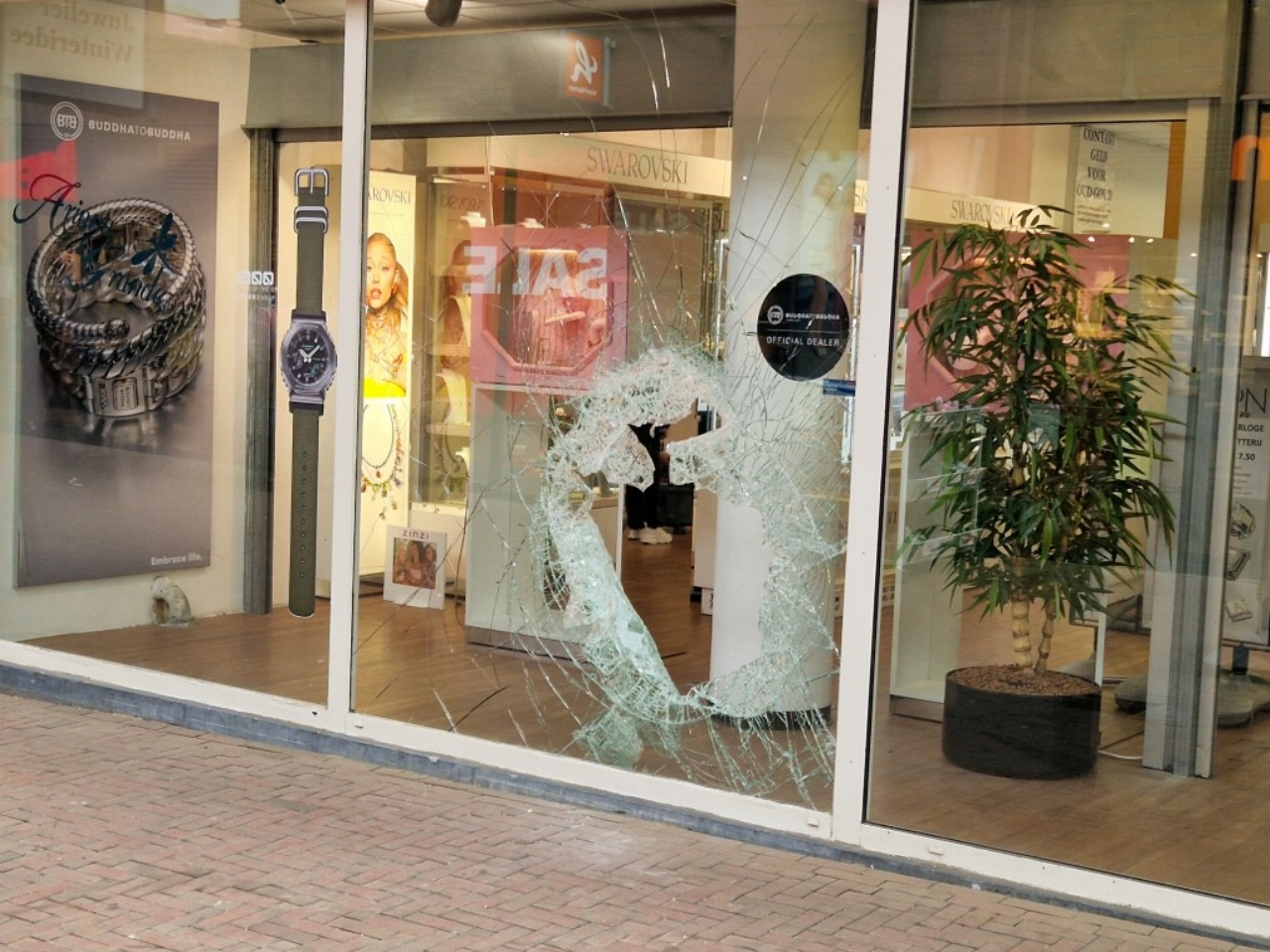 Veel schade bij inbraak juwelier Liesveld