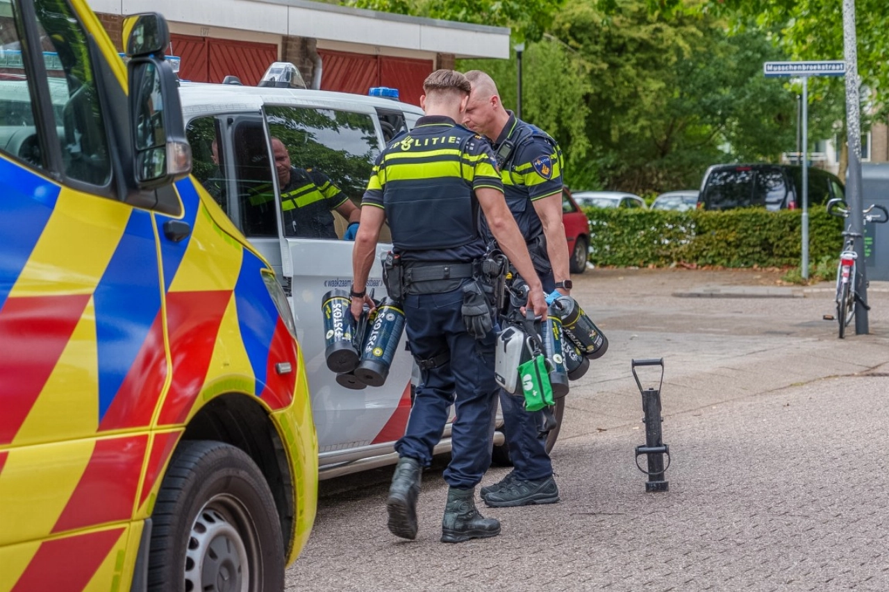 Politie ramt deur in en neemt lachgastanks in  beslag