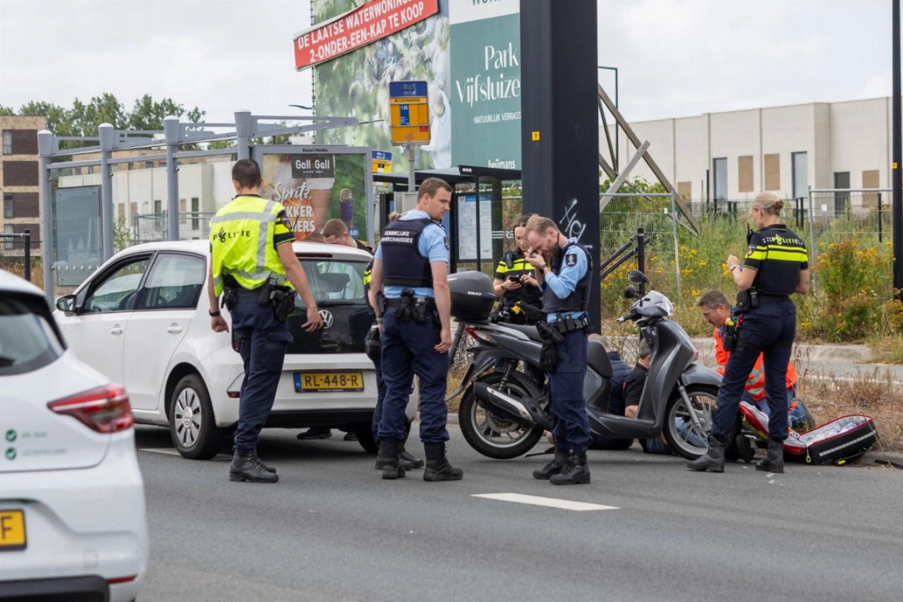 Motorrijder hard onderuit na aanrijding bij Vijfsluizen