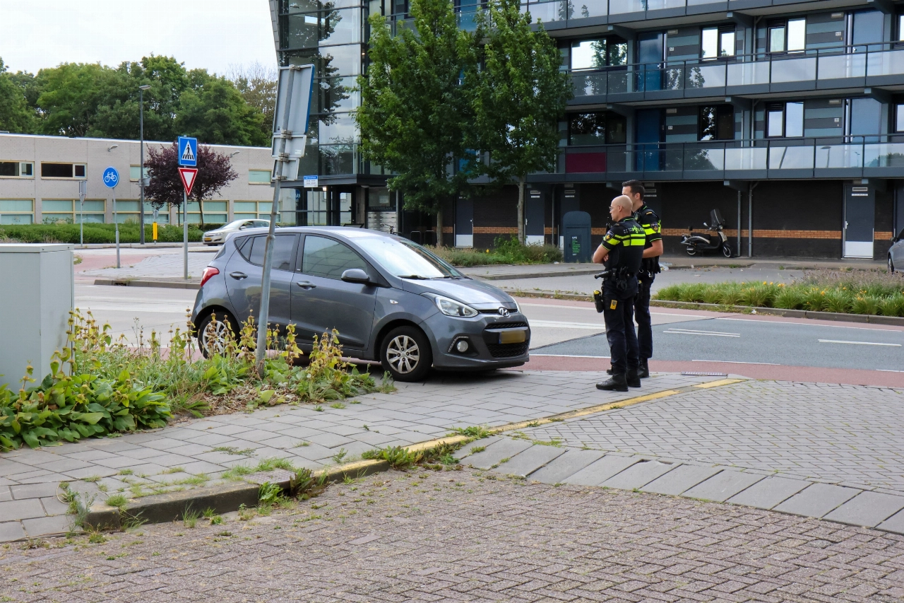 Automobilist rijdt fietser aan op rotonde Zwanensingel