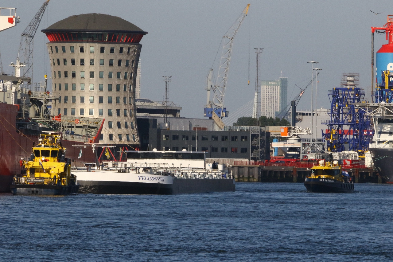 Lekkage van olie verontreinigt Nieuwe Maas bij Vlaardingen