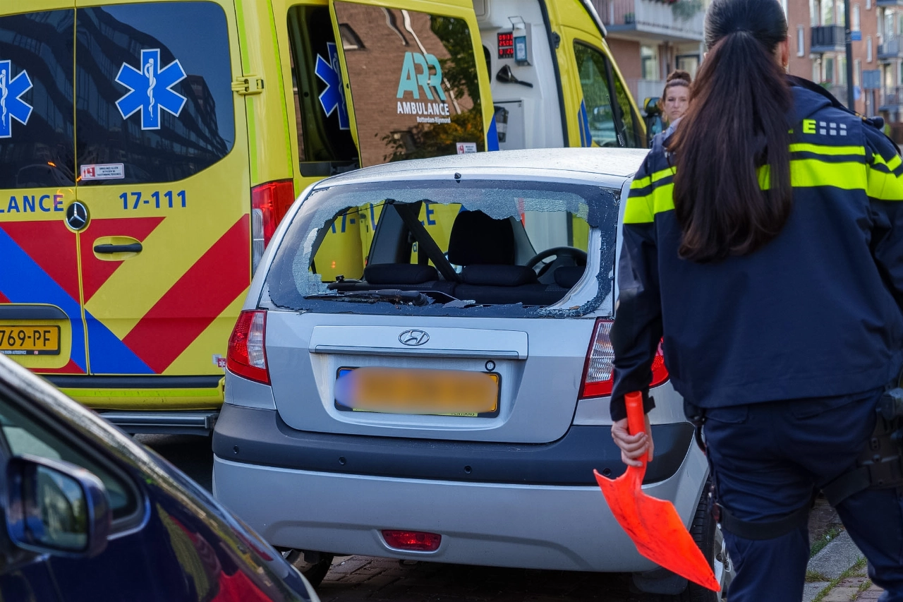 Fietser knalt achterruit van auto eruit op Van Hogendorplaan