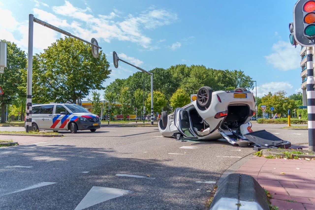 Auto belandt op dak na aanrijding in Vlaardingen