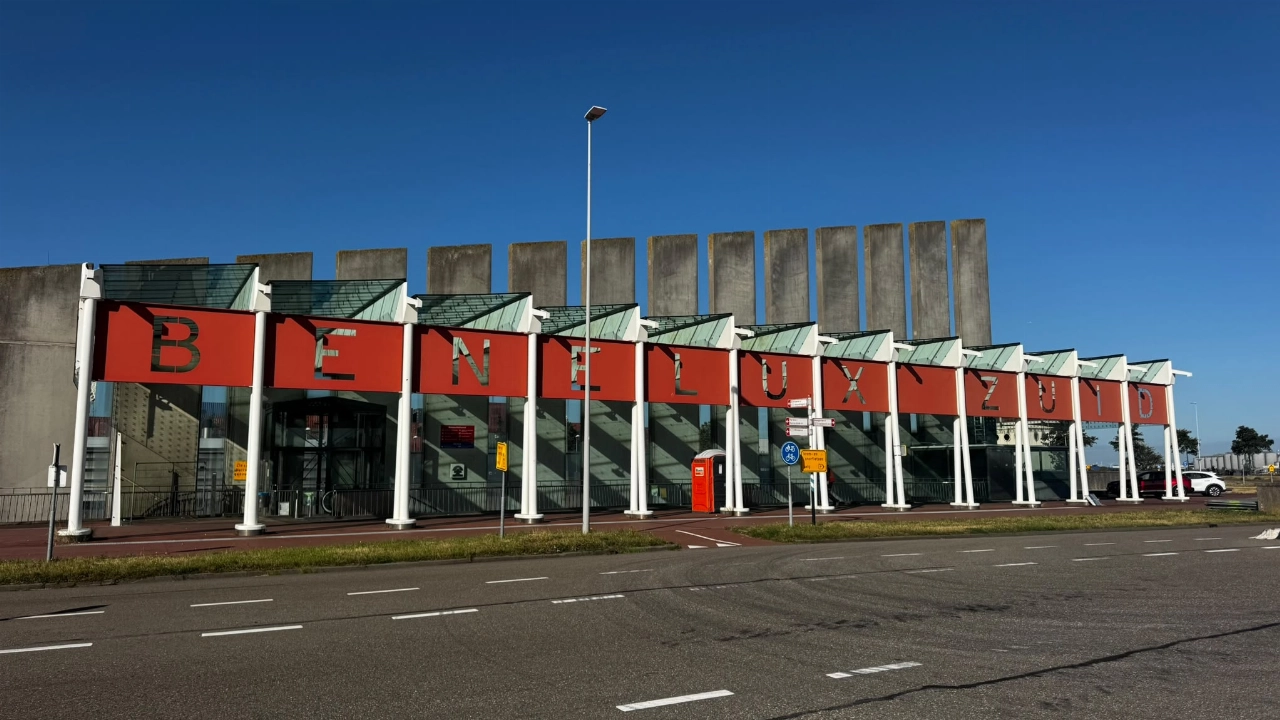 Buis voor fietsers Beneluxtunnel weer open