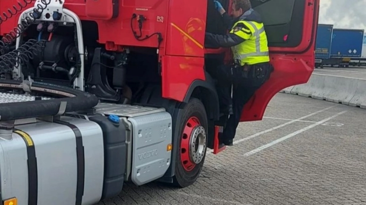 Twaalf verstekelingen gevonden in vrachtwagen op DFDS-terrein