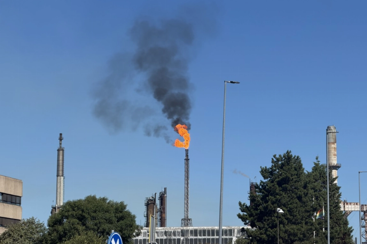 Grote rookwolken door affakkelen na noodstop bij raffinaderij