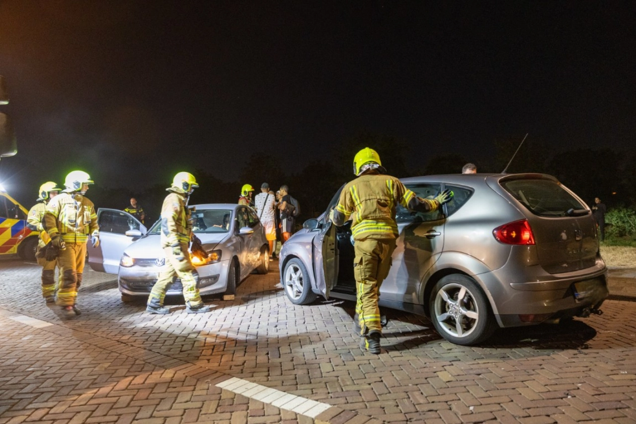 Brandweer bevrijdt passagier auto na frontale botsing